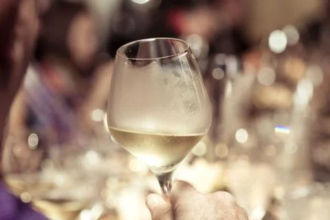 White wine on hand with dinner on restaurant Stock-Fotos