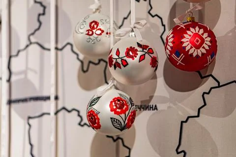 White wire map-like structure holding spherical Christmas ornaments with tr.. Stock Photos