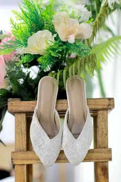 White women's wedding shoes to complement the wedding dress Foto stock