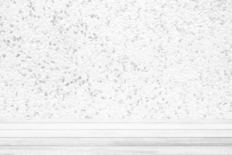 White Wood Table with Tiny Pebble Stone Wall Texture Background. Foto stock
