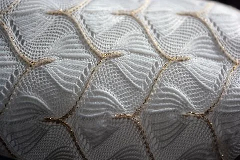 White woven fabric with an pattern of white and fine gold threads. Foto stock