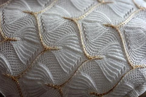 White woven fabric with an pattern of white and fine gold threads. Foto stock