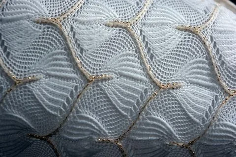White woven fabric with an pattern of white and fine gold threads. Foto stock