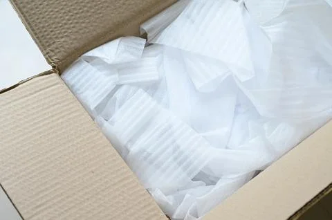 White wrap bubble put in brown box Foto stock