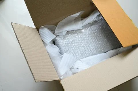 White wrap bubble put in brown box Foto stock