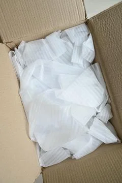 White wrap bubble put in brown box 스톡 사진