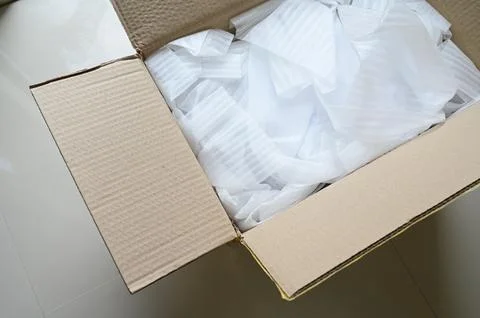 White wrap bubble put in brown box Foto stock