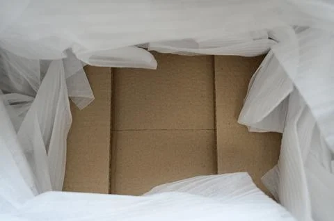 White wrap bubble put in brown box Foto stock