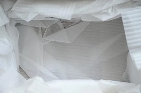 White wrap bubble put in brown box 스톡 사진