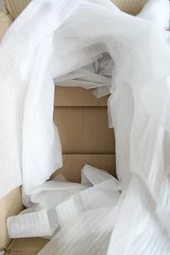 White wrap bubble put in brown box 스톡 사진