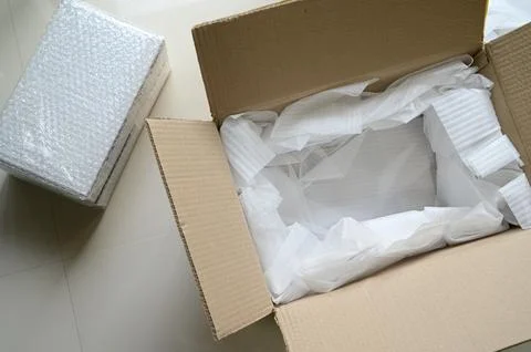 White wrap bubble put in brown box Foto stock