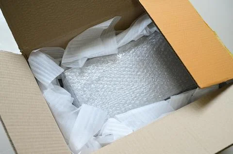 White wrap bubble put in brown box Foto stock