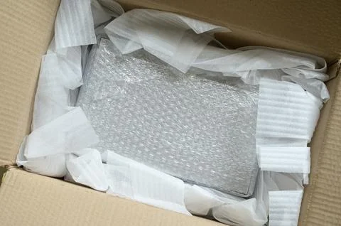 White wrap bubble put in brown box 스톡 사진