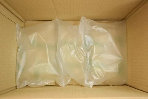 White wrap bubble put in brown box 스톡 사진