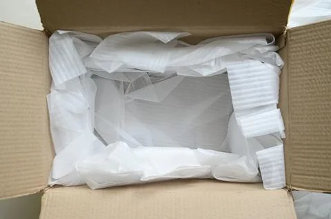 White wrap bubble put in brown box 스톡 사진