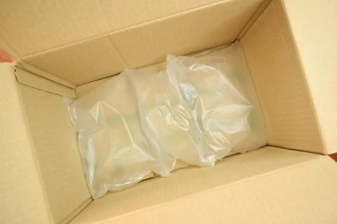 White wrap bubble put in brown box Foto stock