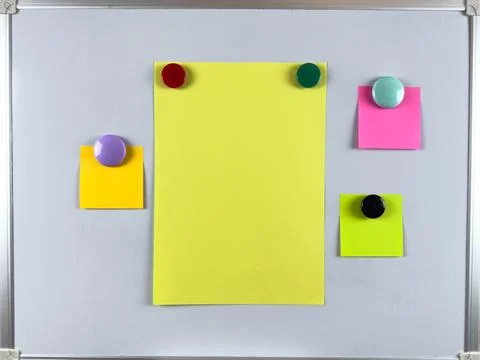 Whiteboard featuring multiple notes with magnets perfect for organizing tasks Foto stock