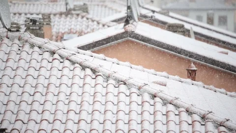 Whitewashed roofs from a heavy snowfall, in a cold day of December 스톡 동영상 83384981
