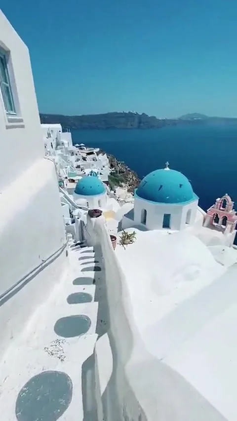 Whitewashed stairs in Santorini with view to the chapels and the Caldera. Vídeos de archivo 334010389