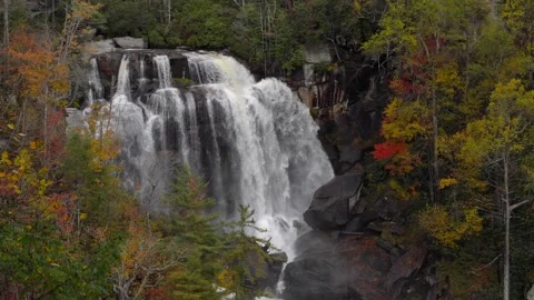 Whitewater Falls in Autumn Vídeos de archivo 335549422