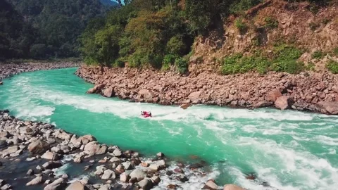 Whitewater Rafting Group Navigating Rapids on Turquoise Ganga River in Vídeo Stock 334139389