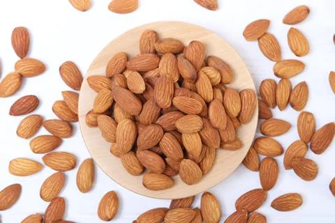 Whole almonds on the table. Stockfoto's