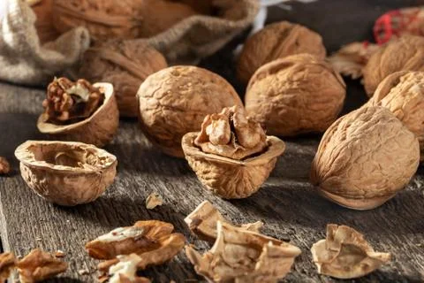 Whole and broken walnuts on a table, closeup Foto stock