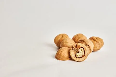 Whole and split walnuts on a white background. Foto stock