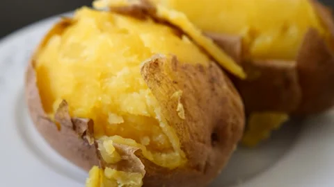 Whole boiled potato, large boiled potato with skins, 库存影片 235932004