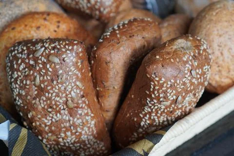 Whole Grain Seeded Bread Rolls on Buffet Tray Foto stock
