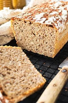 WHOLE GRAIN WHEAT-RYE BREAD with sourdough buttermilk. Foto stock