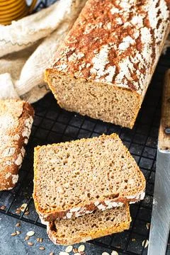 WHOLE GRAIN WHEAT-RYE BREAD with sourdough buttermilk. Foto stock