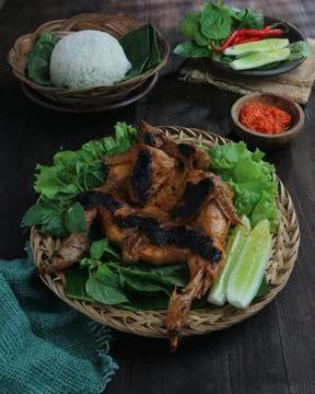 Whole grilled chicken on a rustic table Fotos de archivo