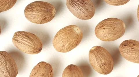 WHOLE  NUTMEG IN CLOSE UP MACRO TRACKING SHOT OVERHEAD Vidéo 62232347