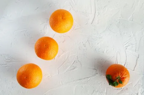 Whole oranges with leaf on a white background in a line with a place for text Foto stock