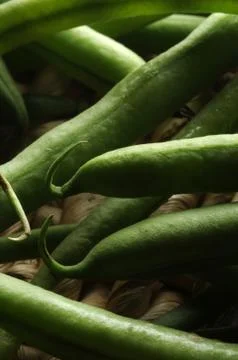Whole raw string beans on the table Foto stock