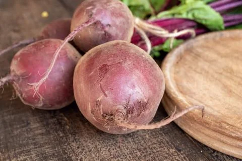 Whole red beets on a table Foto stock