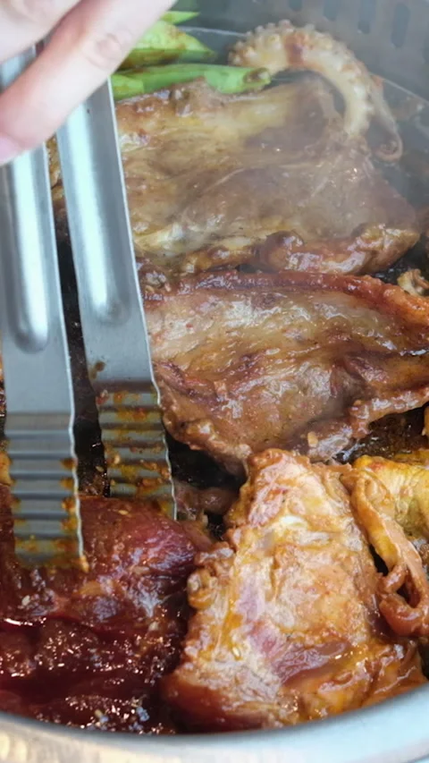 Whole roasted chicken. Man cutting fried chicken with kitchen scissors on dining Stock Footage 277268767