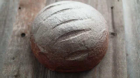 A whole sourdough bread falling on a table. Slow Motion. 動画素材 84933555