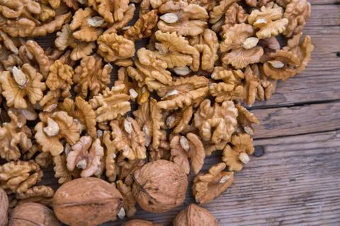 Whole walnuts and walnut kernels Stock Photos
