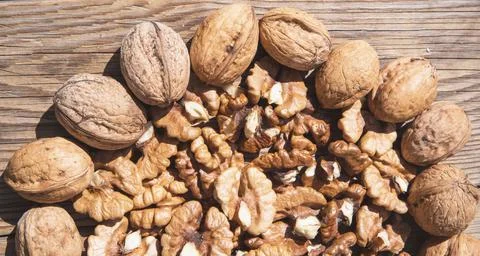 Whole walnuts and walnut kernels Foto stock