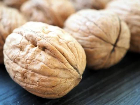 Whole walnuts background Stock-Fotos