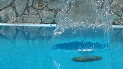 Whole watermelon falls into the pool 库存影片 114313417