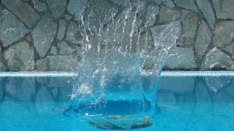 Whole watermelon falls into the pool 库存影片 114313431