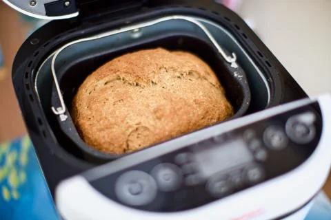 Whole wheat bread baked in a bread making machine Foto stock