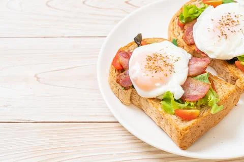 Whole wheat bread toasted with vegetable, bacon and egg 스톡 사진