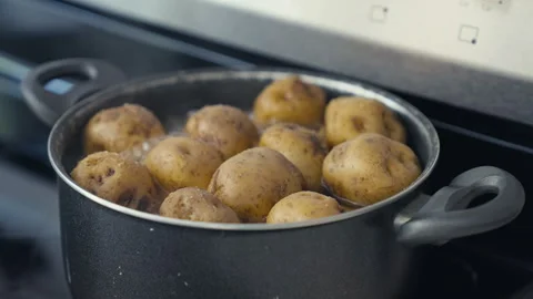 Whole Yellow Potatoes Boiling in a Pot on a Kitchen Stove Vídeo Stock 338340886