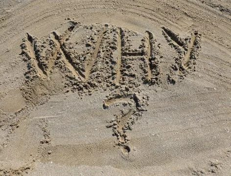 Why with question mark written in the sand Stockfoto's
