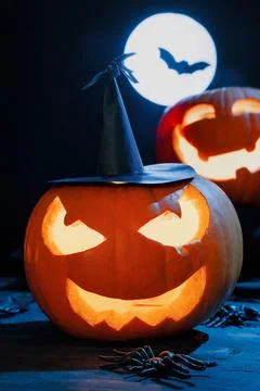 Wicked Jack-O'-Lantern with Witch Hat and Full Moon Foto stock