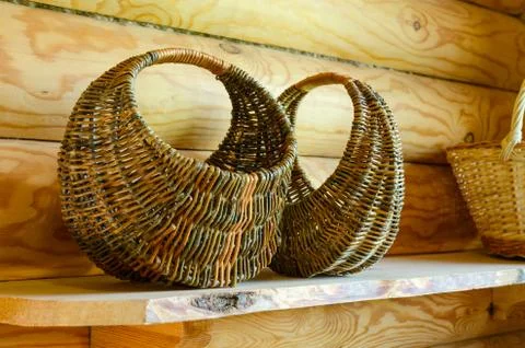 Wicker basket on the background of the log wall Foto stock